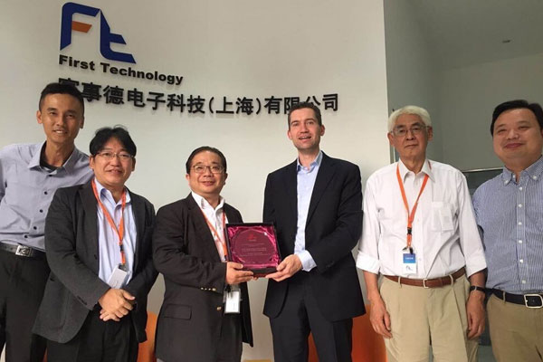 xyztec hands Roger Lee of FTC the award